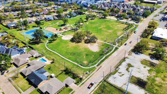 2219 Willowby Dr, Houston, TX 77008