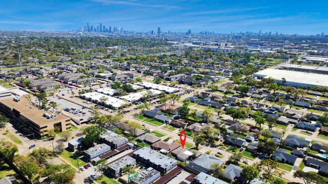 2219 Willowby Dr, Houston, TX 77008