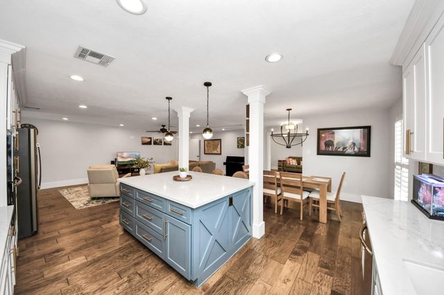 2219 Willowby Dr, Houston, TX 77008