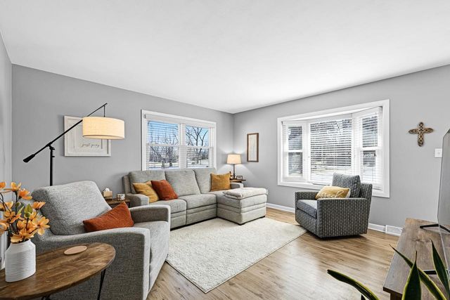 1213 Main STREET, Delafield, WI 53018