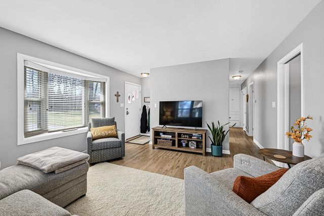 1213 Main STREET, Delafield, WI 53018