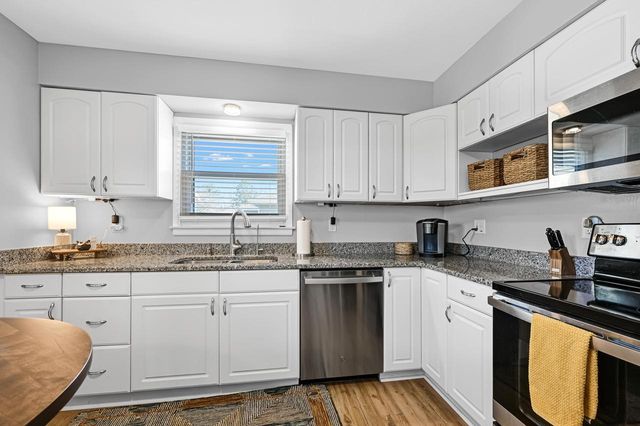 1213 Main STREET, Delafield, WI 53018