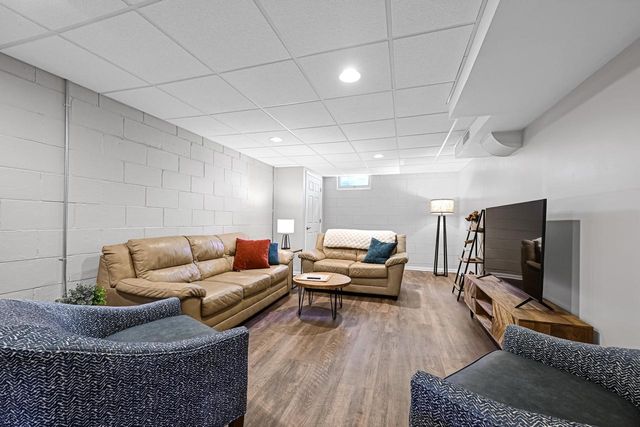 1213 Main STREET, Delafield, WI 53018