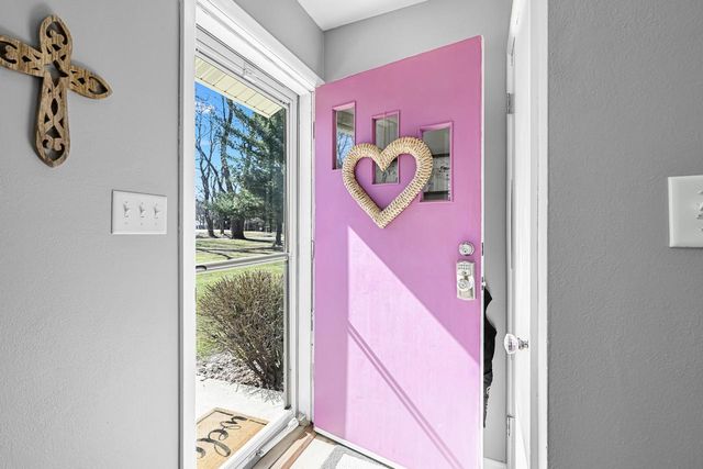 1213 Main STREET, Delafield, WI 53018