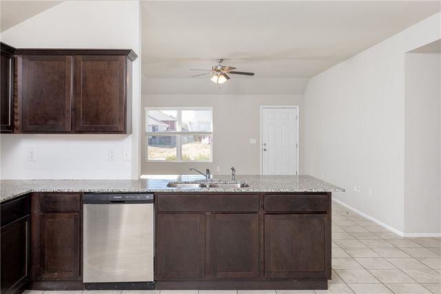 1044 S Kingfisher Lane, Fayetteville, AR 72701