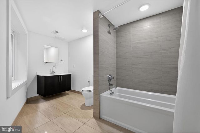 920 N FRONT ST, Philadelphia, PA 19123