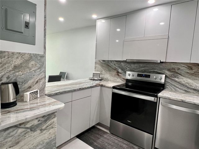 8595 Sunrise Lakes Blvd 207, Sunrise, FL 33322