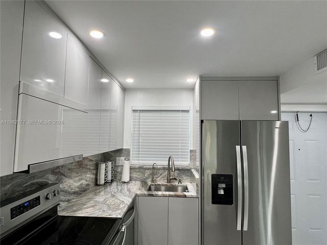 8595 Sunrise Lakes Blvd 207, Sunrise, FL 33322