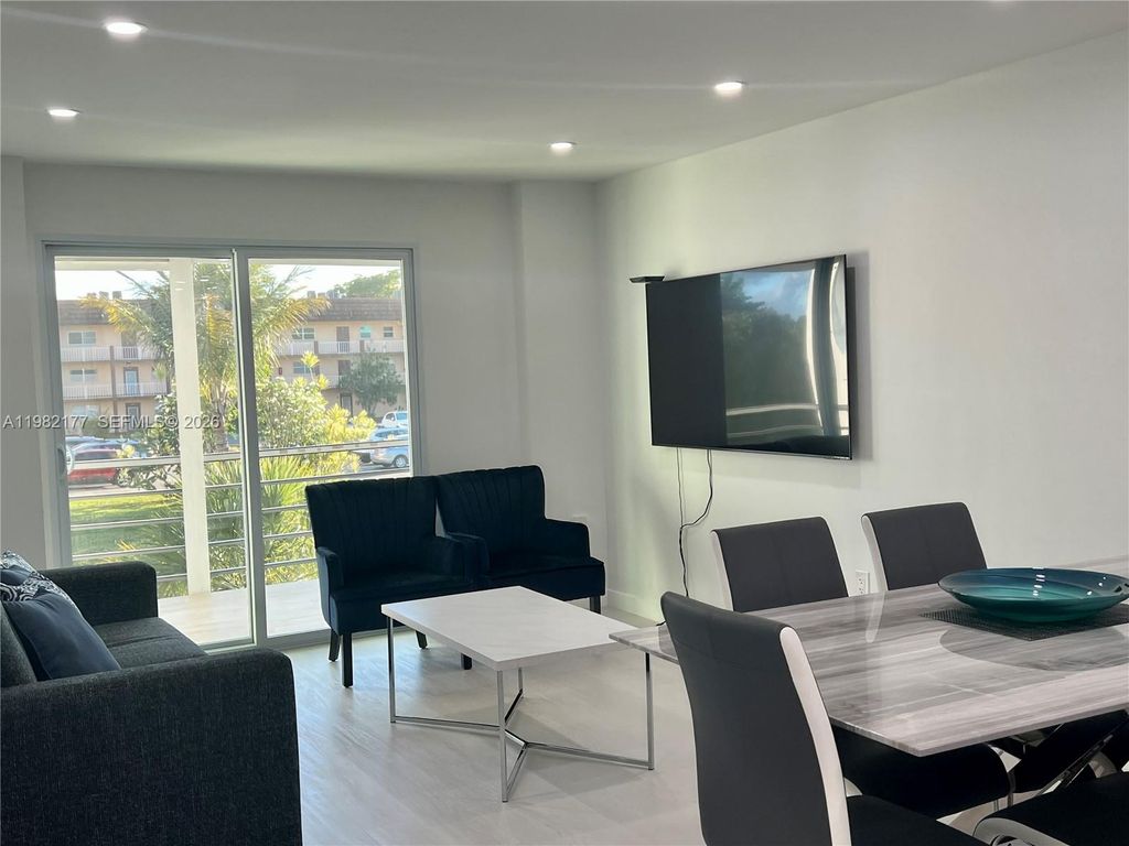 8595 Sunrise Lakes Blvd 207, Sunrise, FL 33322