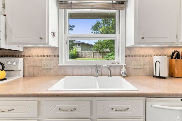 3015 Tamarak Drive, Manhattan, KS 66503