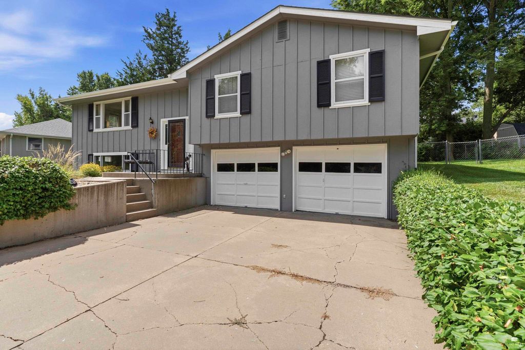 3015 Tamarak Drive, Manhattan, KS 66503