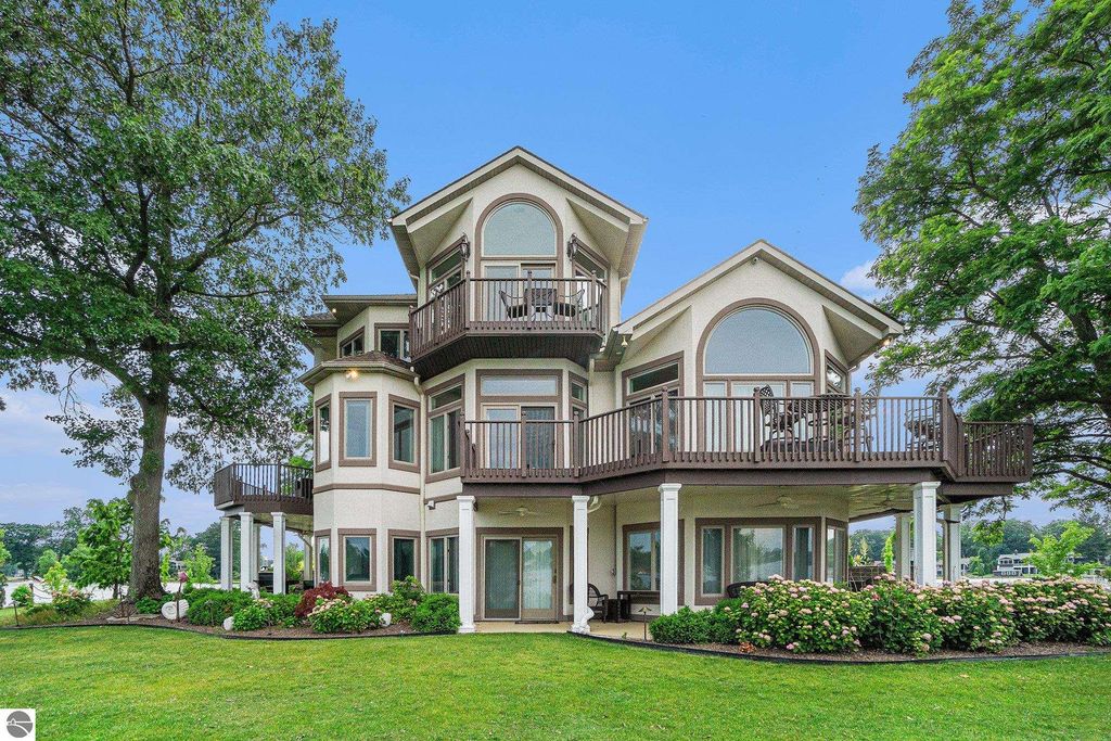 Image 1 of property listing at 265 Lakeshore Drive, Battle Creek, MI 49015