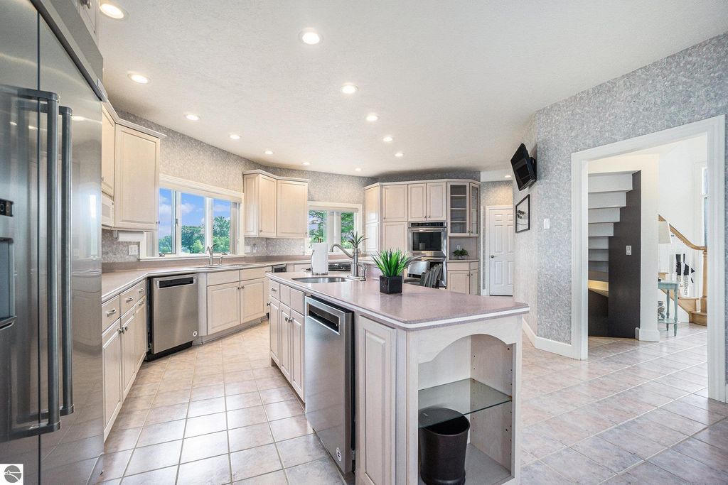 Image 10 of property listing at 265 Lakeshore Drive, Battle Creek, MI 49015