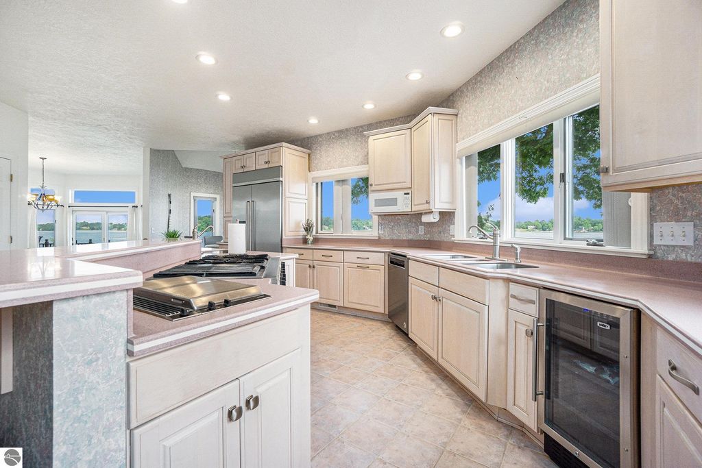 Image 11 of property listing at 265 Lakeshore Drive, Battle Creek, MI 49015