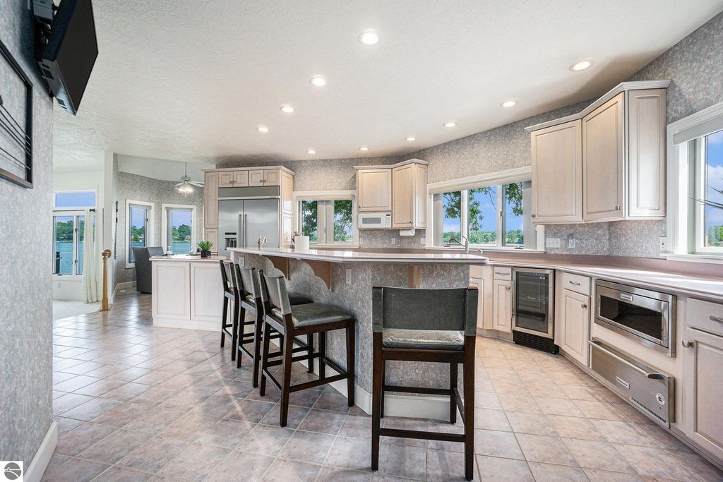 Image 12 of property listing at 265 Lakeshore Drive, Battle Creek, MI 49015