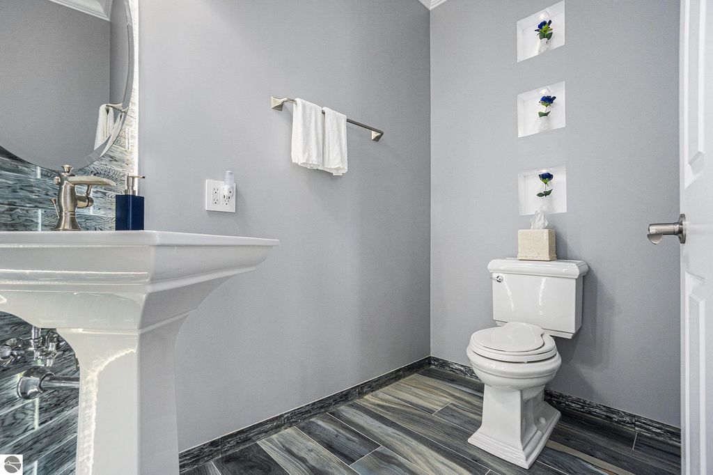 Image 16 of property listing at 265 Lakeshore Drive, Battle Creek, MI 49015