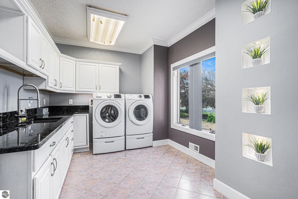 Image 17 of property listing at 265 Lakeshore Drive, Battle Creek, MI 49015