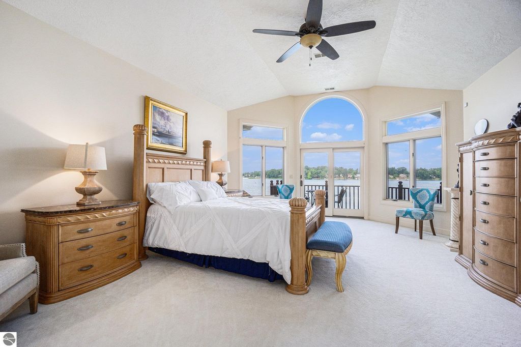 Image 18 of property listing at 265 Lakeshore Drive, Battle Creek, MI 49015