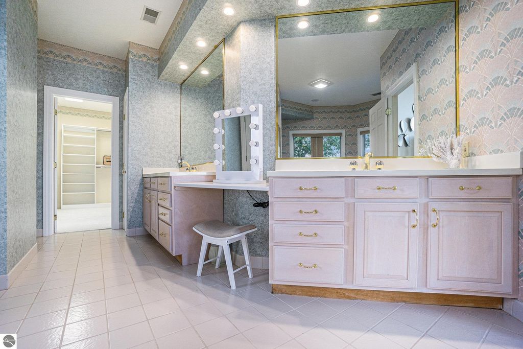 Image 19 of property listing at 265 Lakeshore Drive, Battle Creek, MI 49015