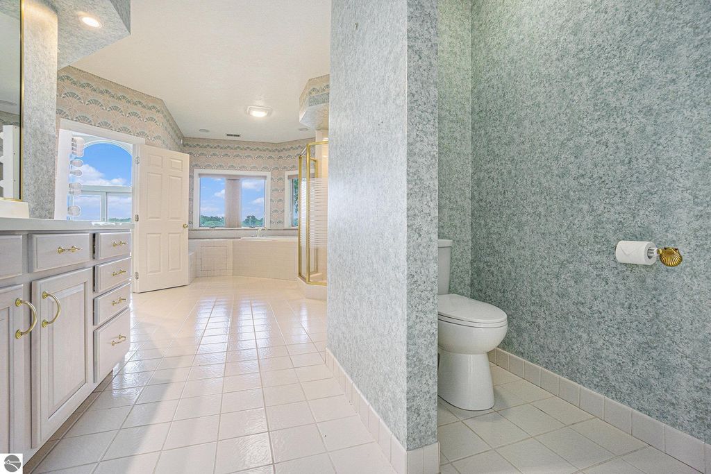 Image 21 of property listing at 265 Lakeshore Drive, Battle Creek, MI 49015