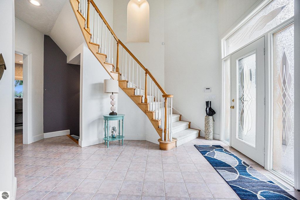 Image 3 of property listing at 265 Lakeshore Drive, Battle Creek, MI 49015