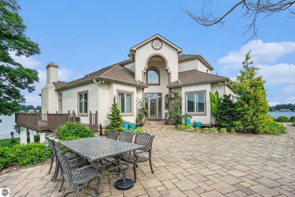 Image 32 of property listing at 265 Lakeshore Drive, Battle Creek, MI 49015