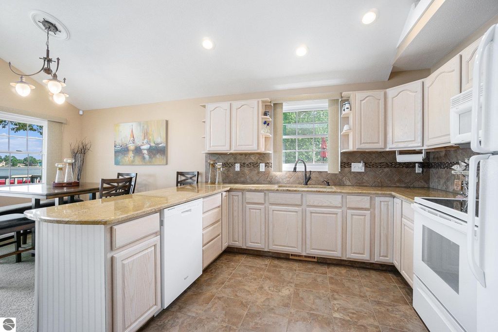 Image 36 of property listing at 265 Lakeshore Drive, Battle Creek, MI 49015