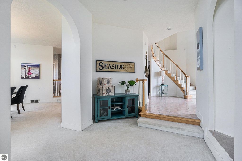 Image 4 of property listing at 265 Lakeshore Drive, Battle Creek, MI 49015