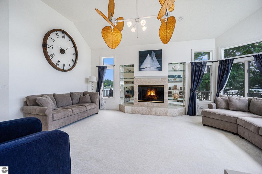 Image 6 of property listing at 265 Lakeshore Drive, Battle Creek, MI 49015