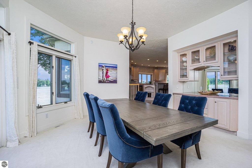 Image 8 of property listing at 265 Lakeshore Drive, Battle Creek, MI 49015