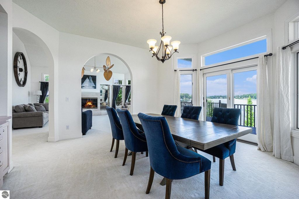 Image 9 of property listing at 265 Lakeshore Drive, Battle Creek, MI 49015