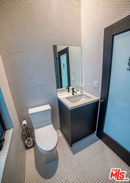 Image 12 of property listing at 205 Venice Way, Los Angeles, CA 90291