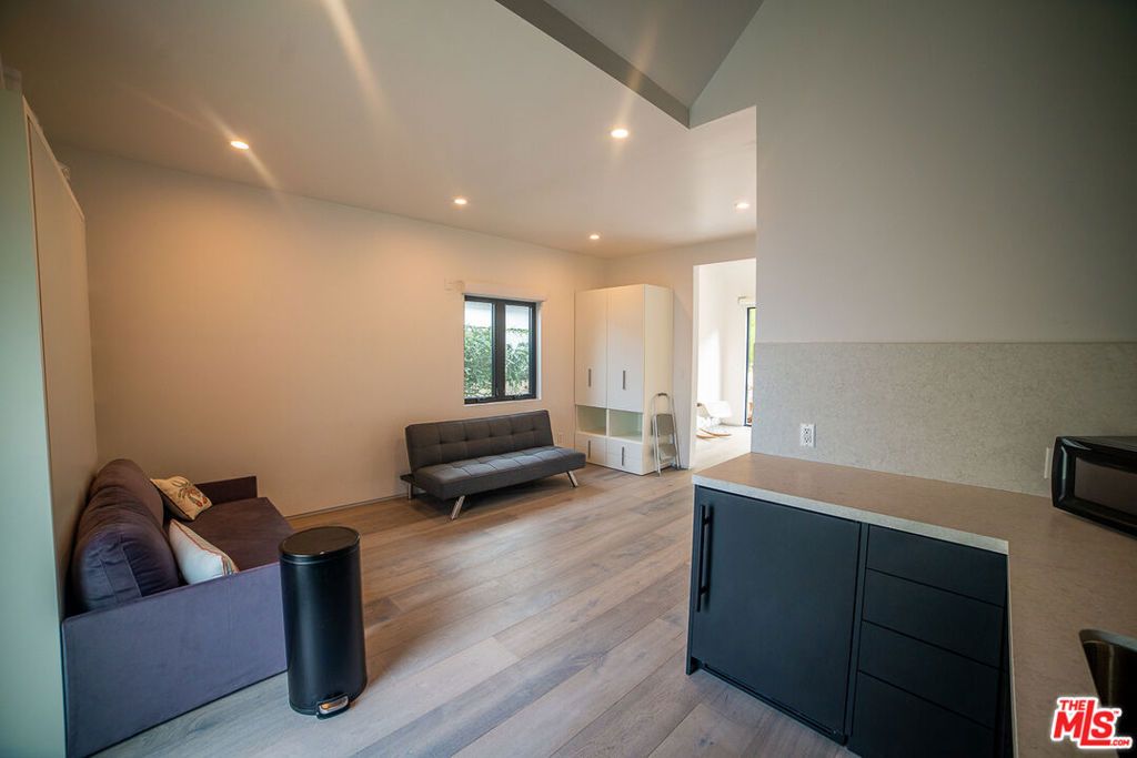 Image 14 of property listing at 205 Venice Way, Los Angeles, CA 90291