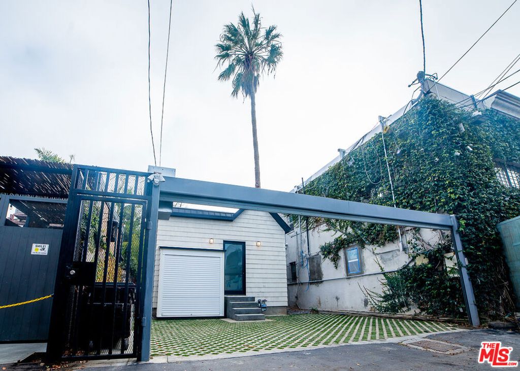 Image 16 of property listing at 205 Venice Way, Los Angeles, CA 90291