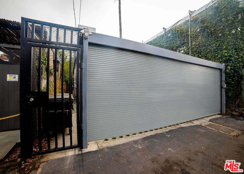 Image 17 of property listing at 205 Venice Way, Los Angeles, CA 90291