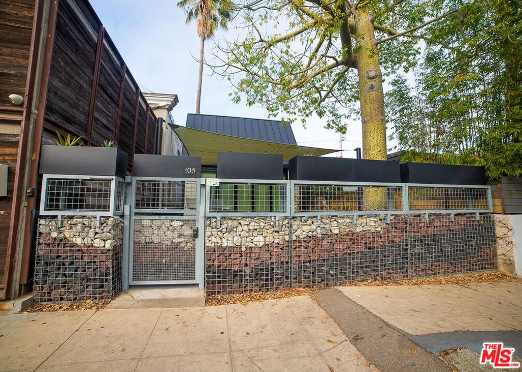 Image 2 of property listing at 205 Venice Way, Los Angeles, CA 90291