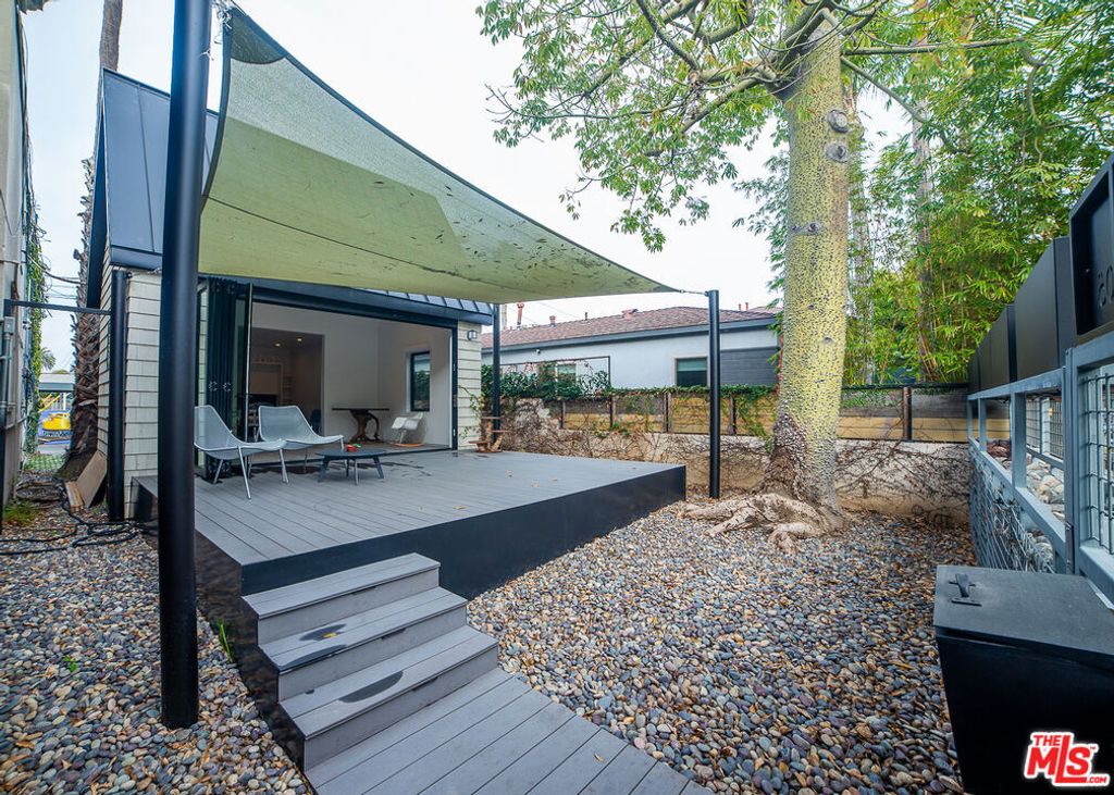 Image 20 of property listing at 205 Venice Way, Los Angeles, CA 90291