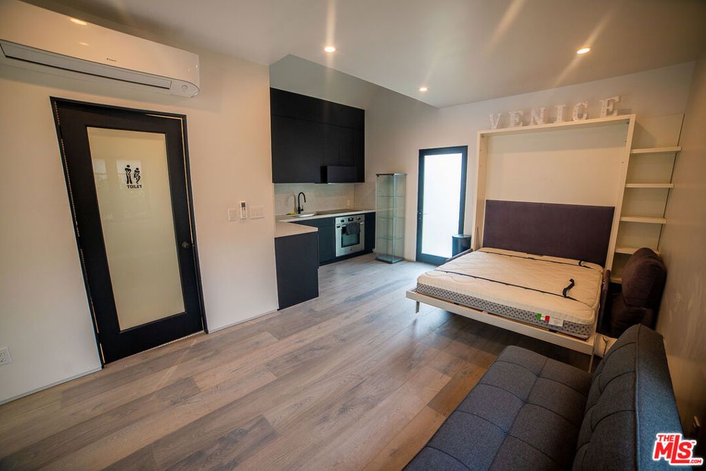 Image 23 of property listing at 205 Venice Way, Los Angeles, CA 90291
