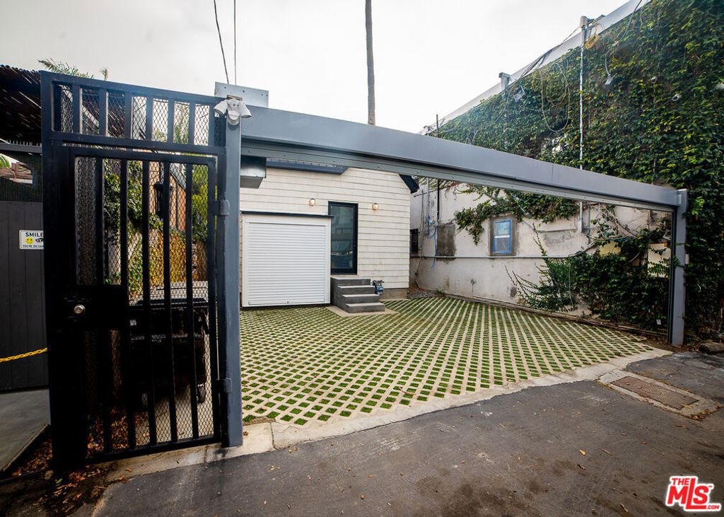 Image 24 of property listing at 205 Venice Way, Los Angeles, CA 90291