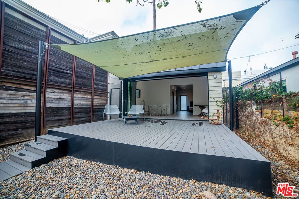 Image 26 of property listing at 205 Venice Way, Los Angeles, CA 90291
