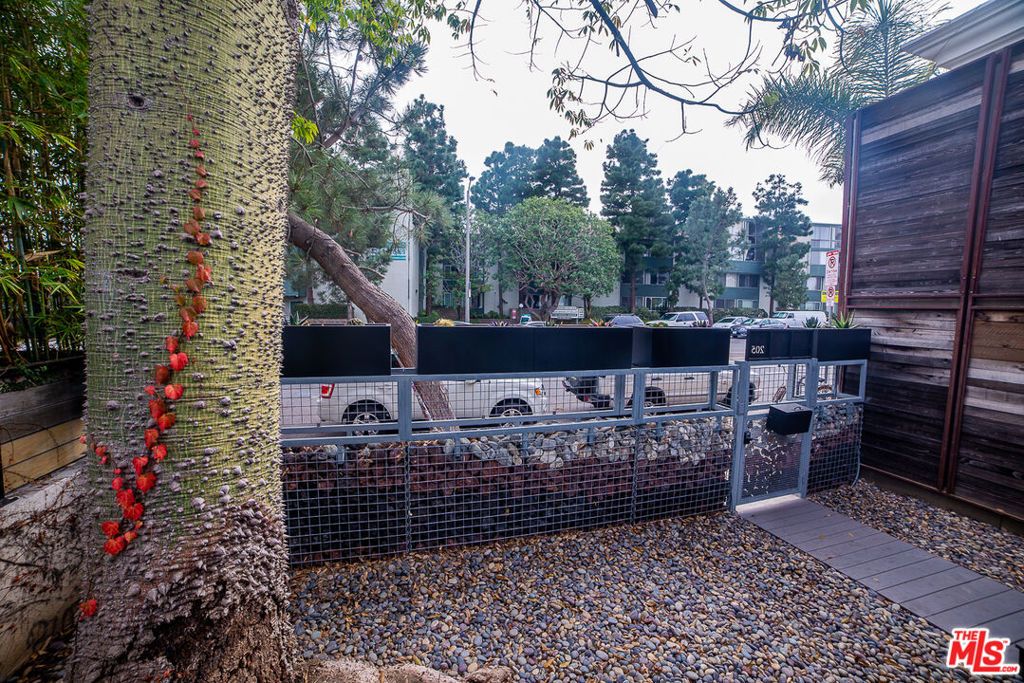 Image 27 of property listing at 205 Venice Way, Los Angeles, CA 90291