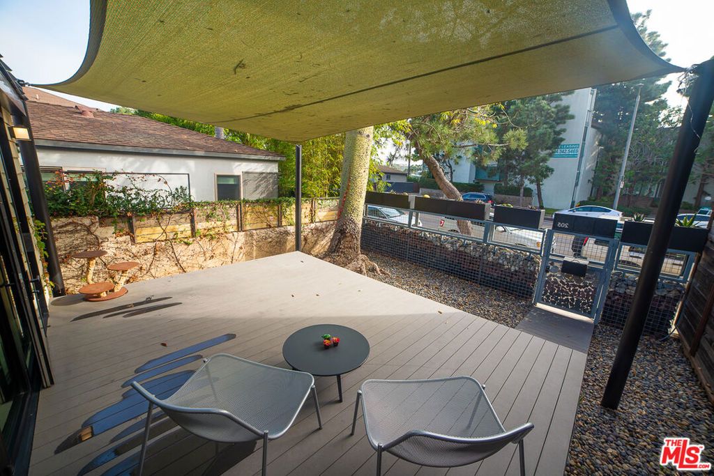 Image 3 of property listing at 205 Venice Way, Los Angeles, CA 90291