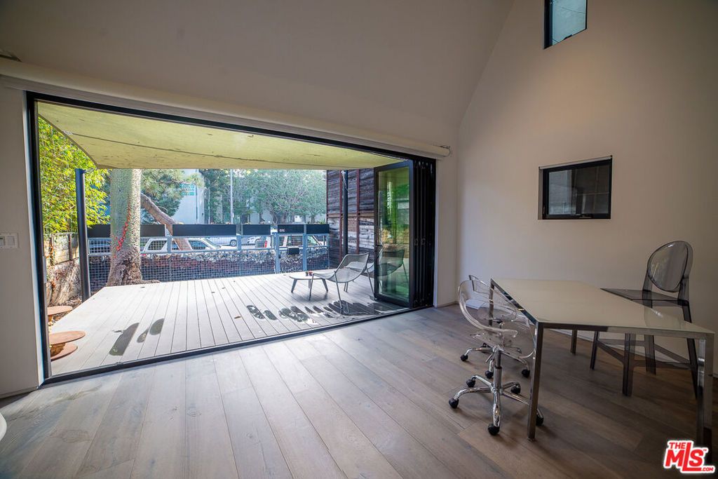 Image 4 of property listing at 205 Venice Way, Los Angeles, CA 90291
