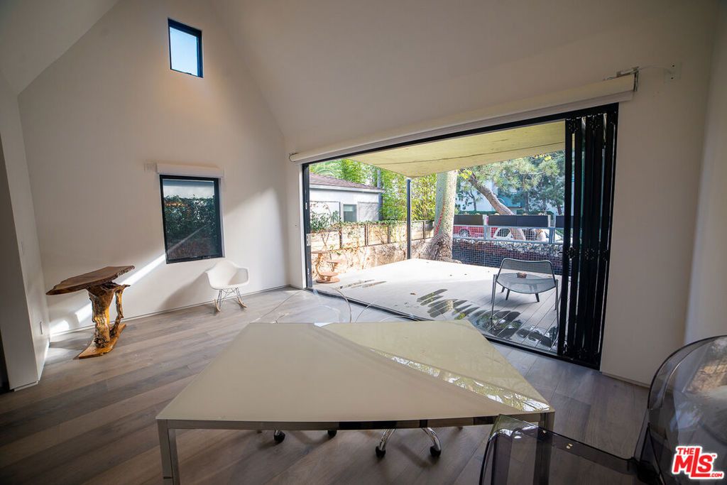 Image 5 of property listing at 205 Venice Way, Los Angeles, CA 90291