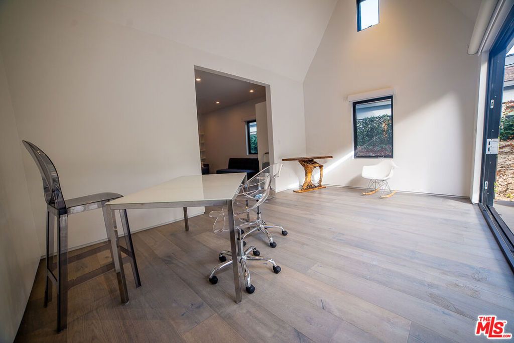 Image 6 of property listing at 205 Venice Way, Los Angeles, CA 90291