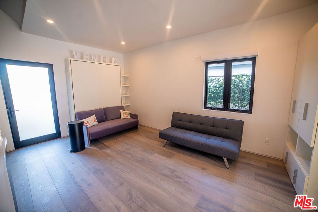 Image 7 of property listing at 205 Venice Way, Los Angeles, CA 90291