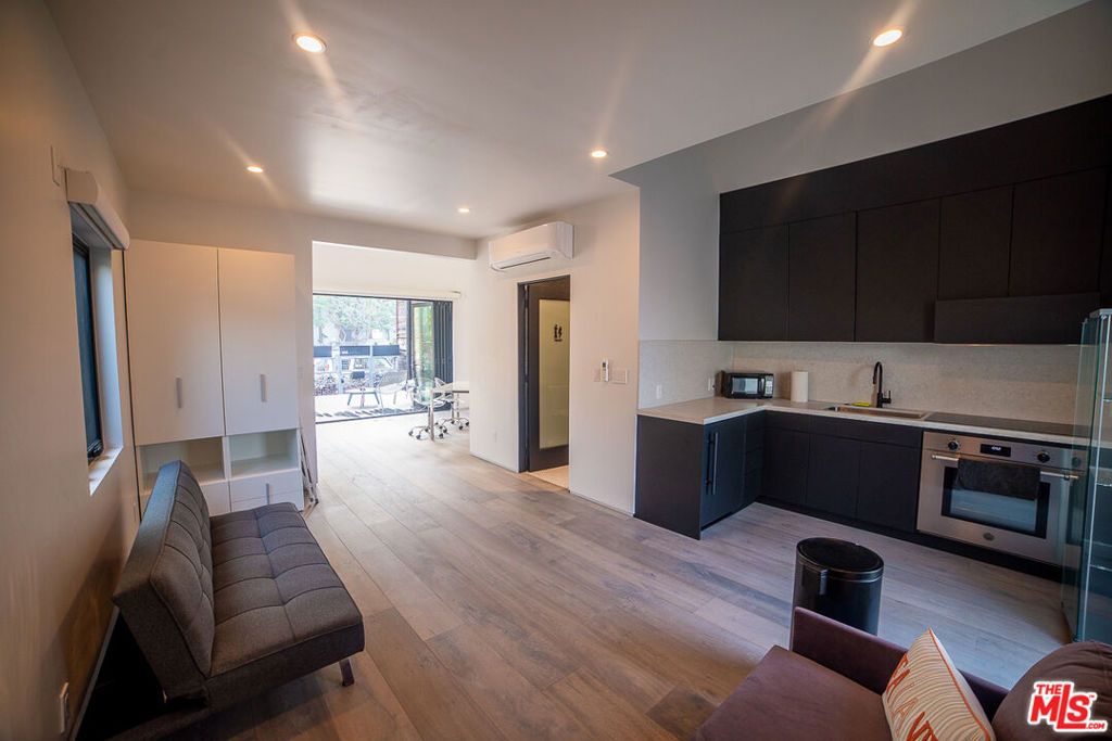 Image 8 of property listing at 205 Venice Way, Los Angeles, CA 90291