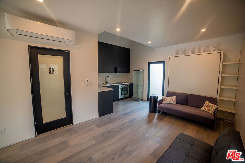 Image 9 of property listing at 205 Venice Way, Los Angeles, CA 90291