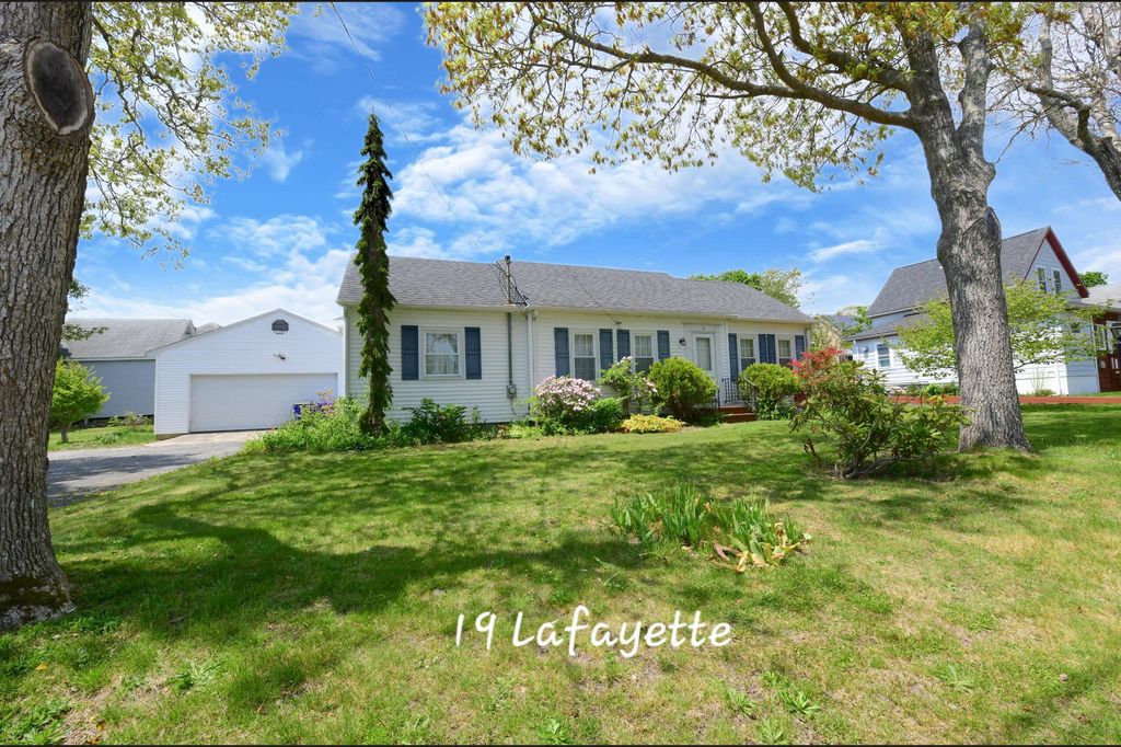 19 Lafayette Avenue, Buzzards Bay, MA 02532