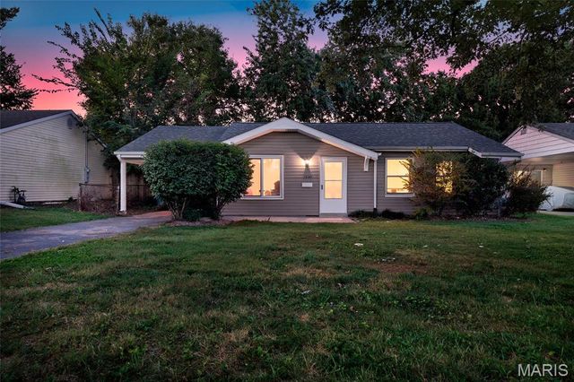 12157 Parkwood Place, Maryland Heights, MO 63043